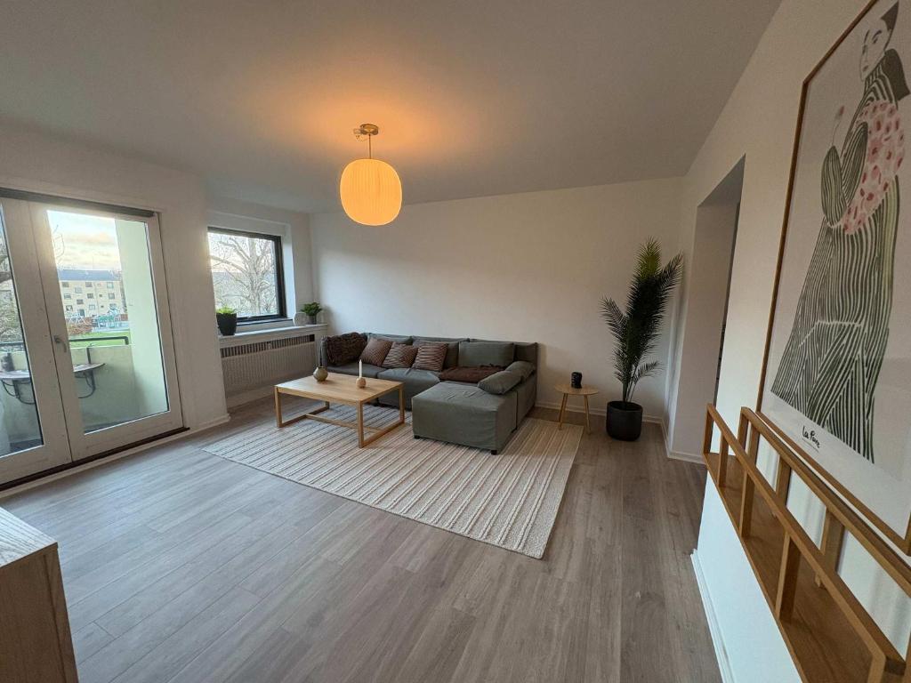 un soggiorno con un divano e un tavolo di Luxe Retreat & Stylish a Husum