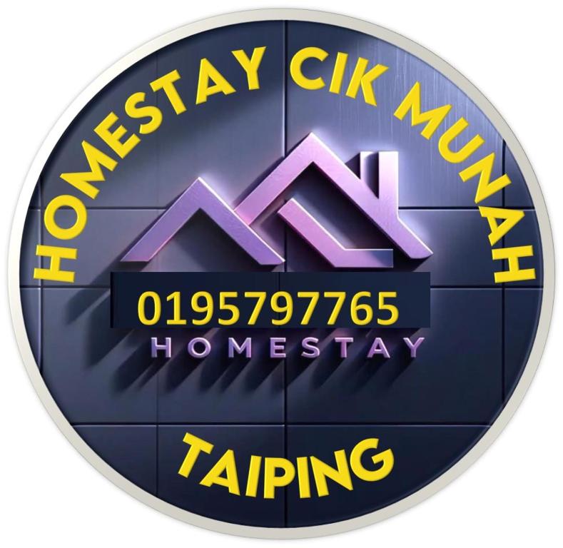 Et logo, certifikat, skilt eller en pris der bliver vist frem på HOMESTAY CIK MUNAH
