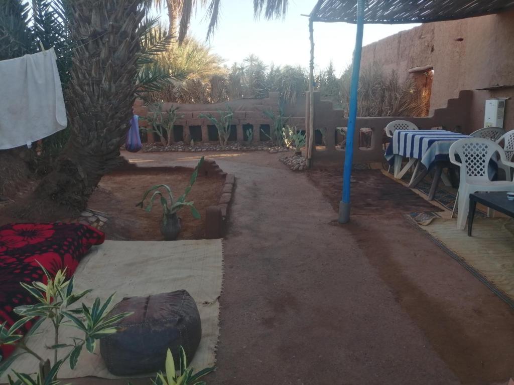 Dar itran في امحاميد: فناء مع طاولات وكراسي ومظلة