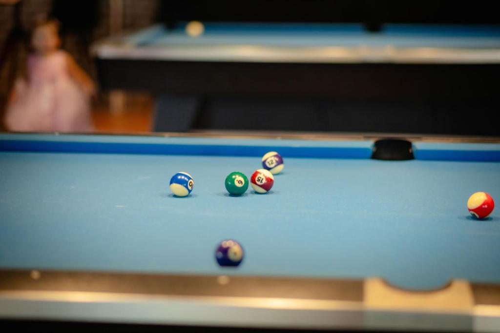 um grupo de bolas de bilhar numa mesa de bilhar em Bad Monkey Samui Hostel em Chaweng