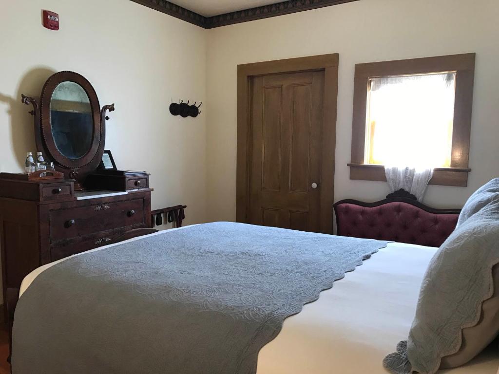 Postel nebo postele na pokoji v ubytování Cosmopolitan Hotel