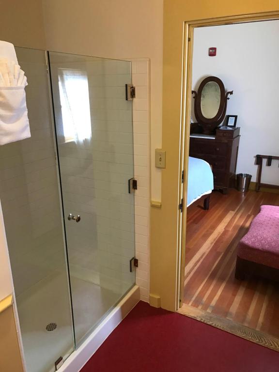 Postel nebo postele na pokoji v ubytování Cosmopolitan Hotel