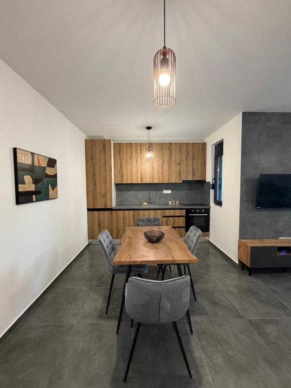 a kitchen and dining room with a table and chairs at Apartments Svetlana, Igalo in Herceg-Novi