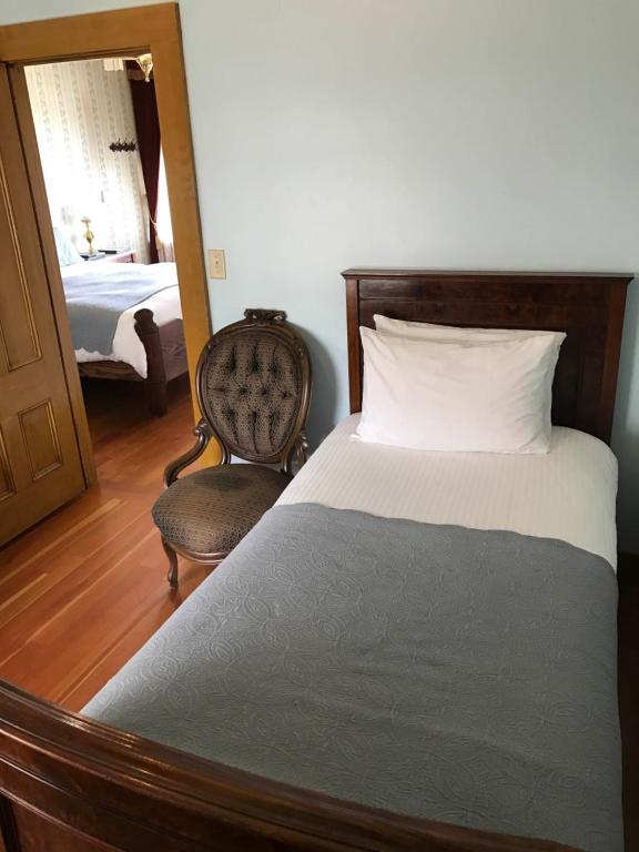 Postel nebo postele na pokoji v ubytování Cosmopolitan Hotel