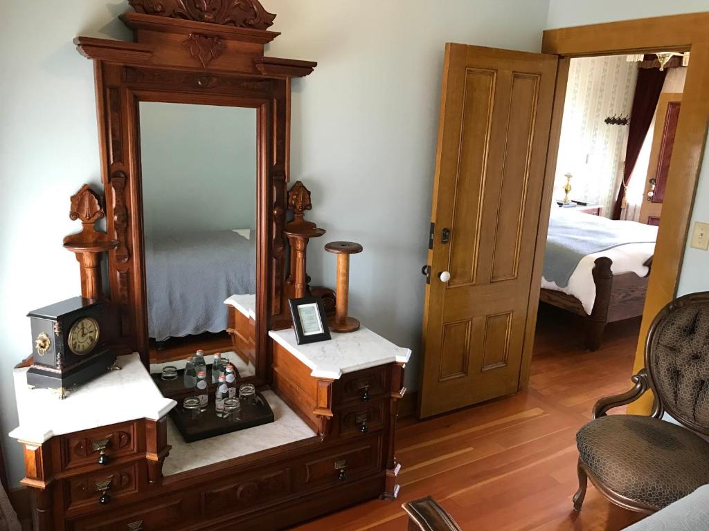 Postel nebo postele na pokoji v ubytování Cosmopolitan Hotel