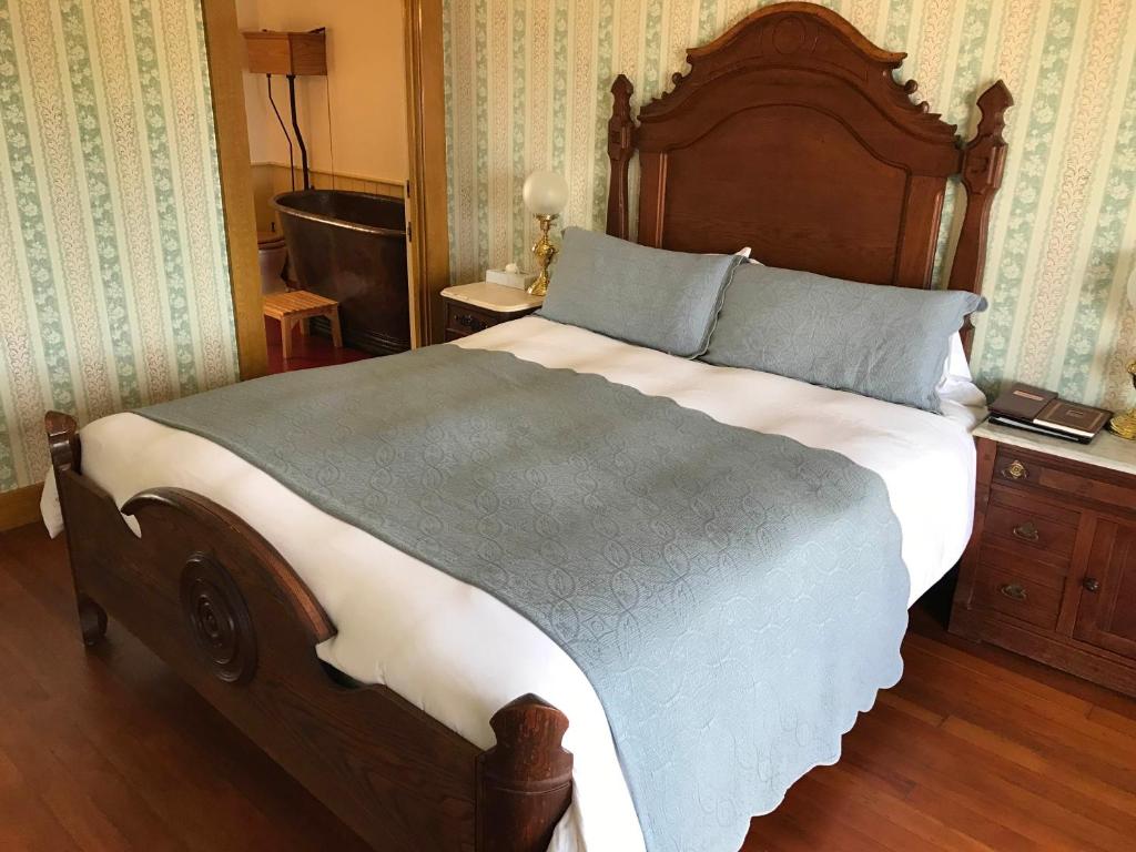 Postel nebo postele na pokoji v ubytování Cosmopolitan Hotel