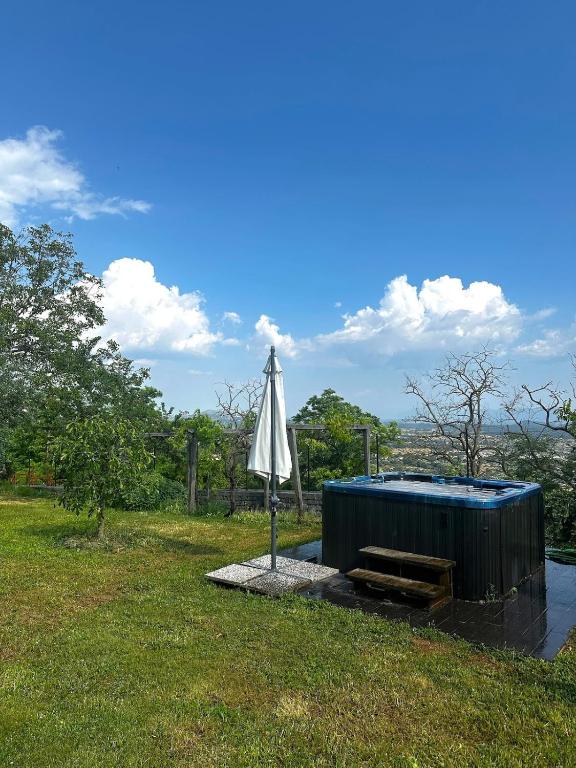 een parasol en een tafel en een parasol en een zwembad bij Dimora Sulle Mura in Anagni