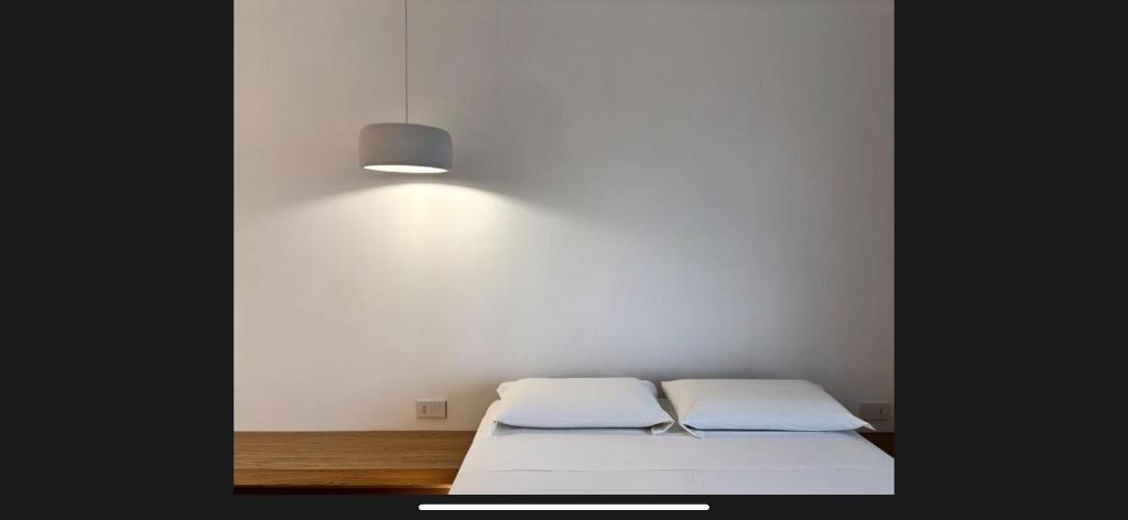 Camera bianca con letto e luce di Relais Dolce Vita a Porto Cesareo