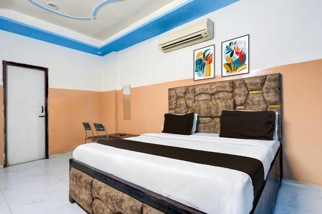 Ένα ή περισσότερα κρεβάτια σε δωμάτιο στο Hotel O M.C Residency