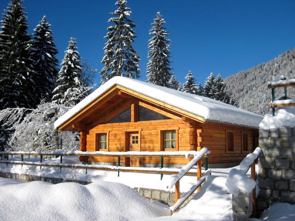 una baita di tronchi nella neve di Chalet Eco-Lodge Faè a Madonna di Campiglio