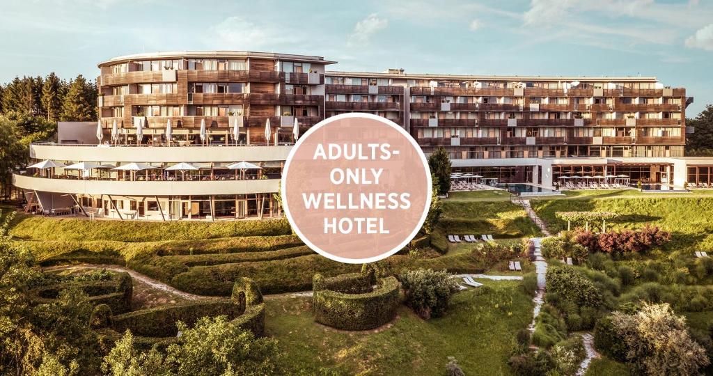 施泰格斯巴赫Falkensteiner Balance Resort Stegersbach - Adults only的一家在建筑物前有招牌的酒店