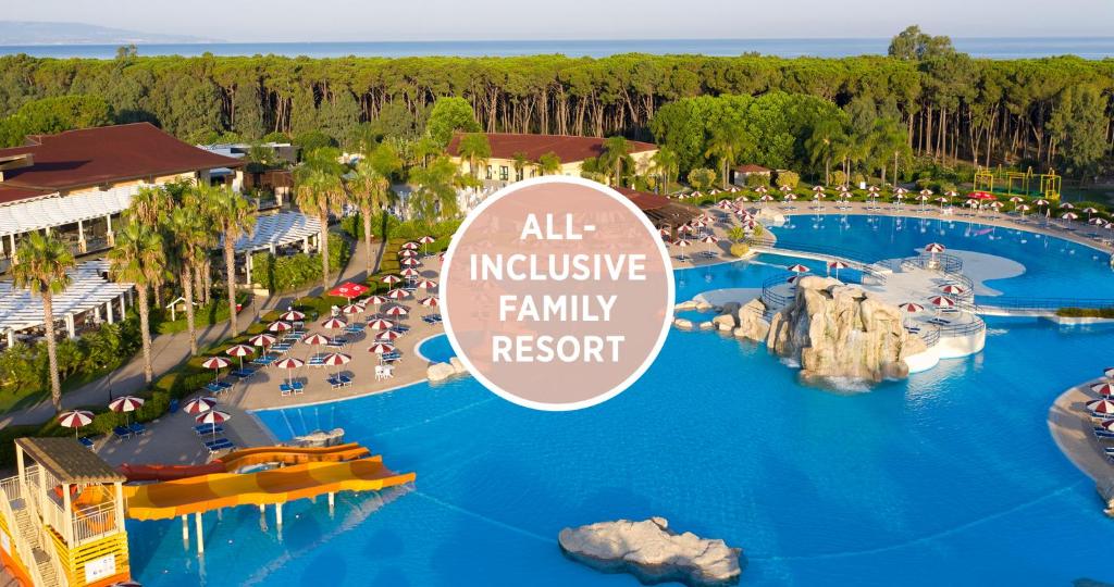 een afbeelding van een all-inclusive familieresort met de woorden all-inclusive familieresort bij Falkensteiner Club Funimation Garden Calabria in Curinga
