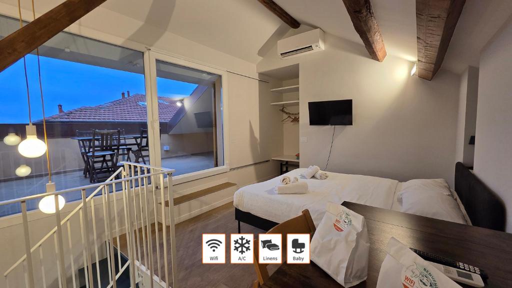 En eller flere senge i et værelse på Mansarda sul mare - By Ligooria