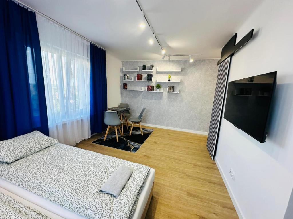 een slaapkamer met een bed, een tv en een tafel bij Kwatera na Zakładowej in Starachowice