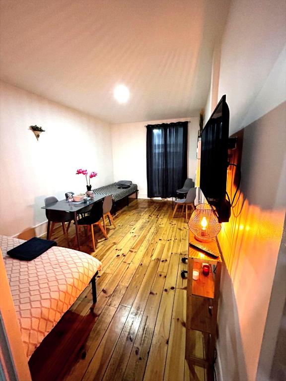 TV/trung tâm giải trí tại Séjour confort proche de Paris