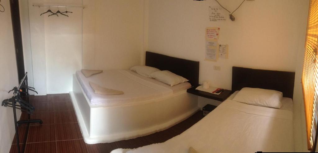 Habitación pequeña con 2 camas. en Lola's Lodge en Boracay