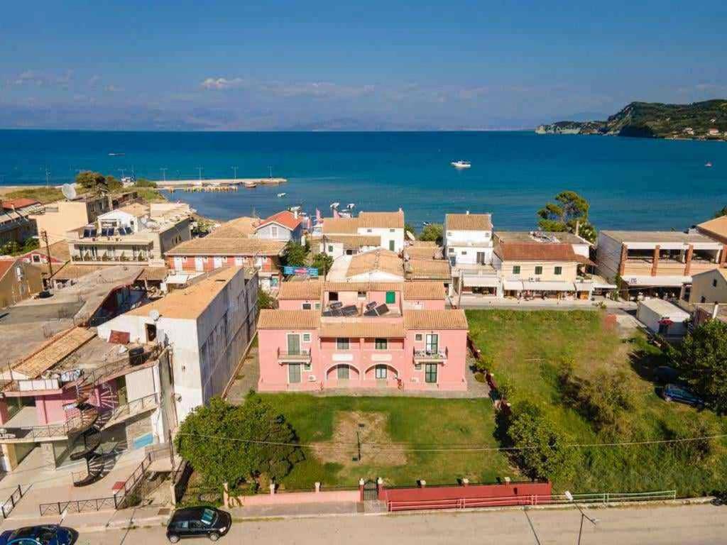 - une vue aérienne sur une ville à côté de l'océan dans l'établissement Exclusive Alexandra Apartments, à Sidari