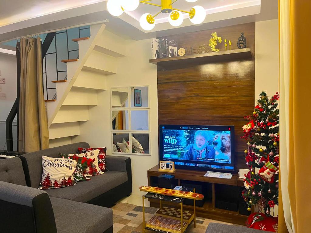 TV a/nebo společenská místnost v ubytování Balai Sais - Your Scenic Home Away from Home!