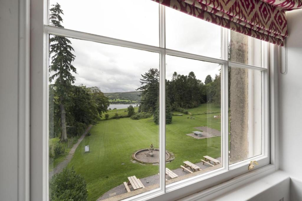 een raam met uitzicht op een groene tuin bij 2 Bed in Soulby oc-a28927 in Pooley Bridge