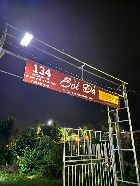 een bord voor een bushalte 's nachts bij Homestay Sỏi Đá in Ấp Thanh Sơn (1)