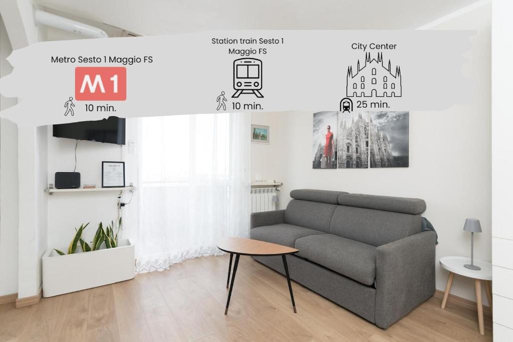 een woonkamer met een bank en een tafel bij Eleventh Floor apartment Milano in Cinisello Balsamo