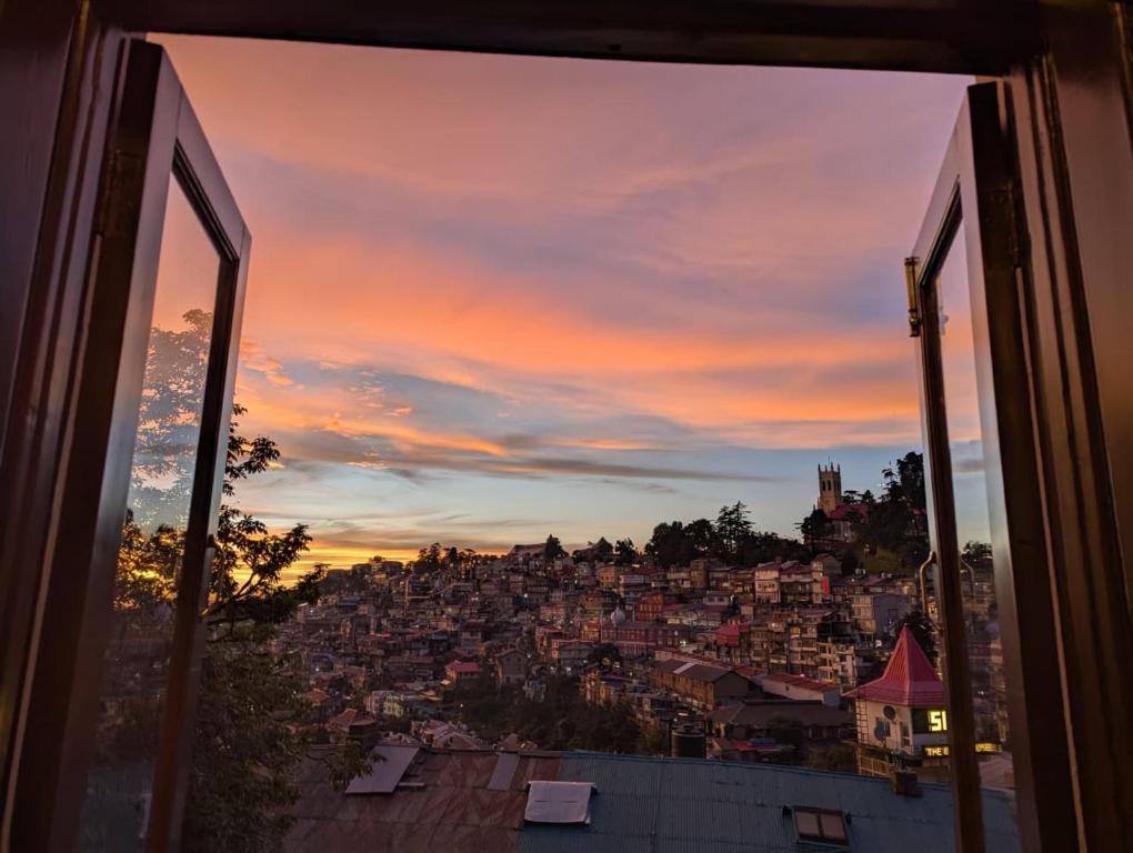 Ảnh trong thư viện ảnh của The Mall Ethos - On Mall Road - Kitchen - Sleeps 4 ở Shimla