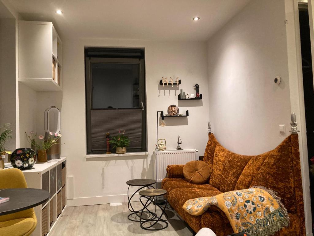 ein Wohnzimmer mit Sofa und Tisch in der Unterkunft Studio Mokum in Amsterdam