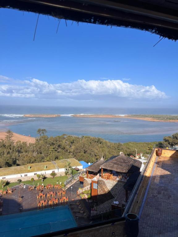 una vista di un resort con vista sull'acqua di Château Edenelrouh a Oualidia