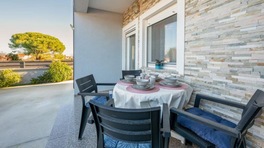 En balkon eller terrasse på Apartman Sabina 1 by Villas Guide