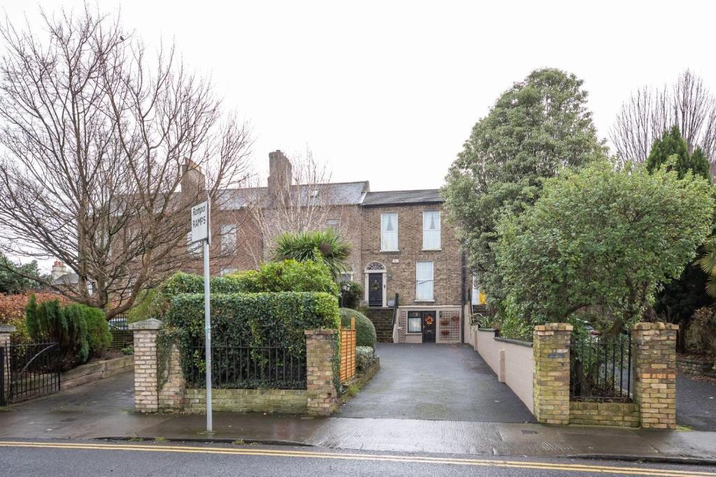 een huis met een poort voor een straat bij Richmond Hill in Dublin