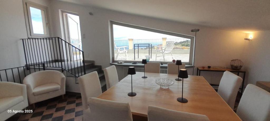 una sala da pranzo con tavolo e sedie in legno di La Terrazza a Patti