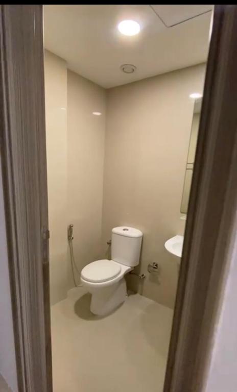 een badkamer met toilet en wastafel bij Modern Apartment in Muscat in Muscat