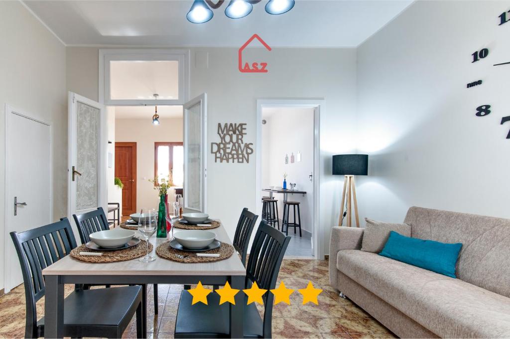 een woonkamer met een tafel en een bank bij Appartamento Dada in Carmiano