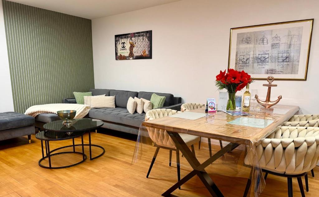 a living room with a couch and a table at Sylter Seestern App Ankerplatz in Morsum