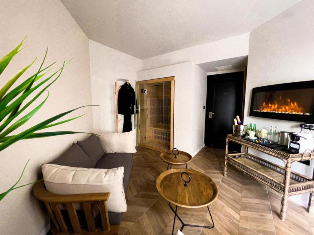 a living room with a couch and a tv at מלון ארנה בת ים - קומת סוויטות הגן עם סאונה פרטית in Bat Yam