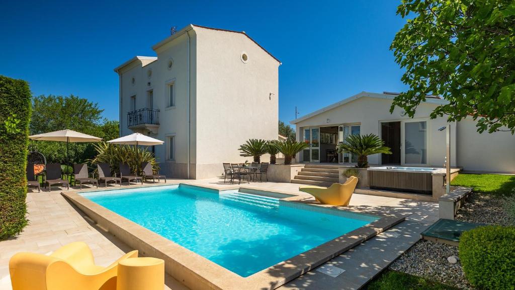 Bazén v ubytování Beautiful Villa Bruna with jacuzzi in Porec nebo v jeho okolí