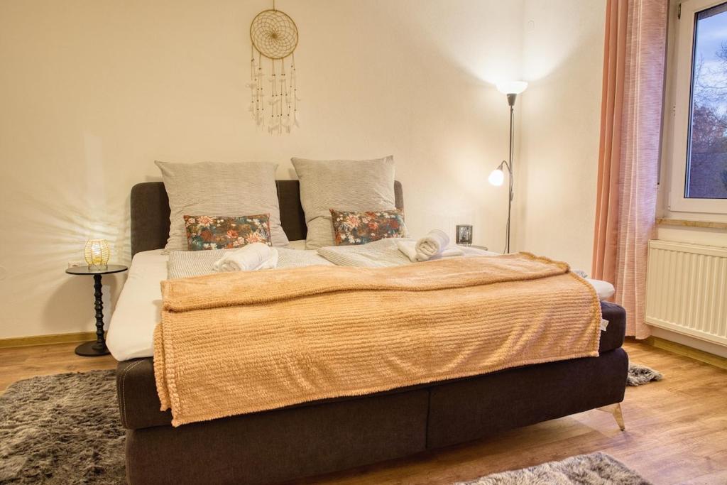 ein Schlafzimmer mit einem großen Bett in einem Zimmer in der Unterkunft Urban Exit Weiden West A93 in Weiden