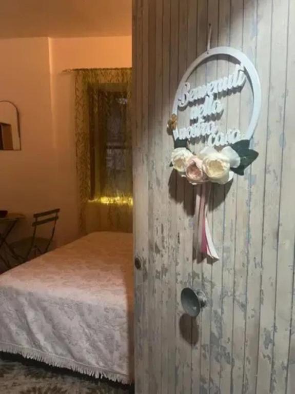 una porta con un cartello accanto a un letto di La Colonnina - Minturno a Minturno