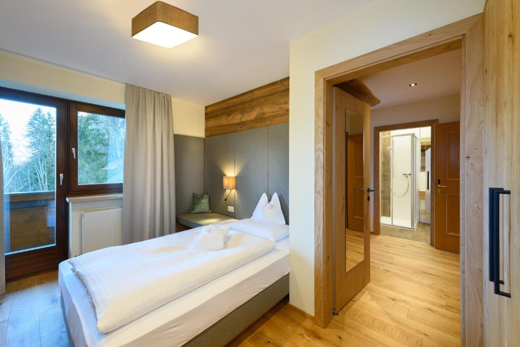 En eller flere senge i et værelse på Gut Berg Naturhotel