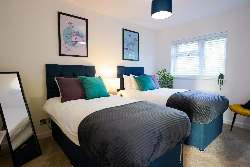 En eller flere senge i et værelse på 3-Bed House, Sleeps 5,Bedford