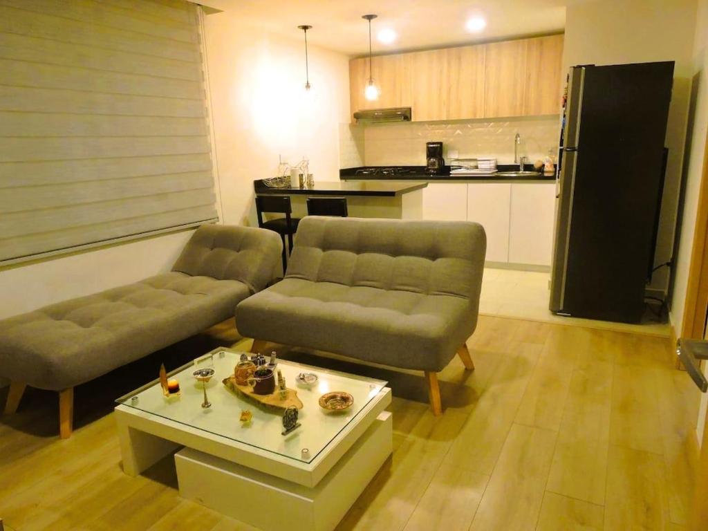 een woonkamer met twee banken en een salontafel bij Studio apartment in Pasto in Pasto