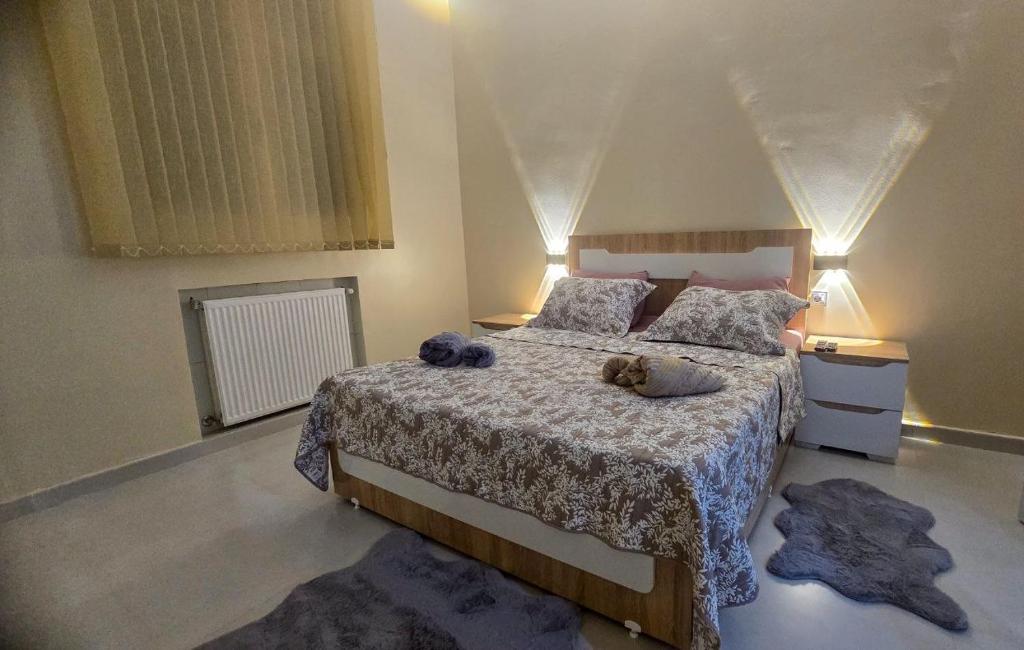 een slaapkamer met een bed met een teddybeer erop bij Confort, propreté et tranquillité à Alger centre in Alger