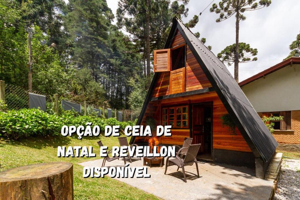 坎波斯杜若尔当Empório reserva da serra - Opções de chalés e Hidromassagem的一间拥有黑色屋顶的小小木屋