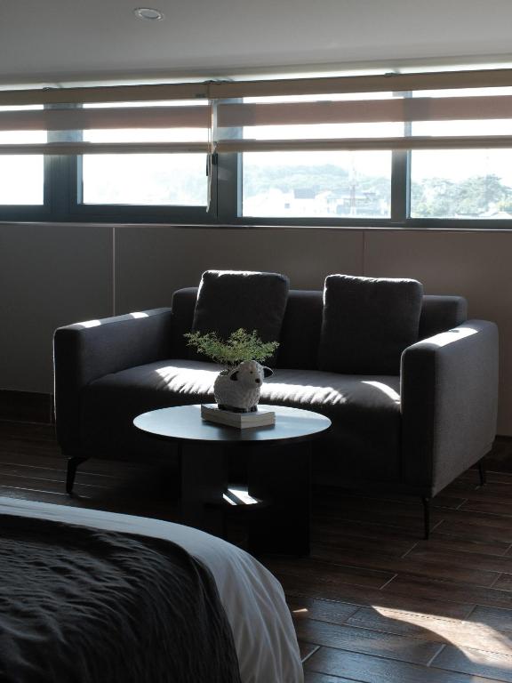 Meek - Home and Coffee - 8