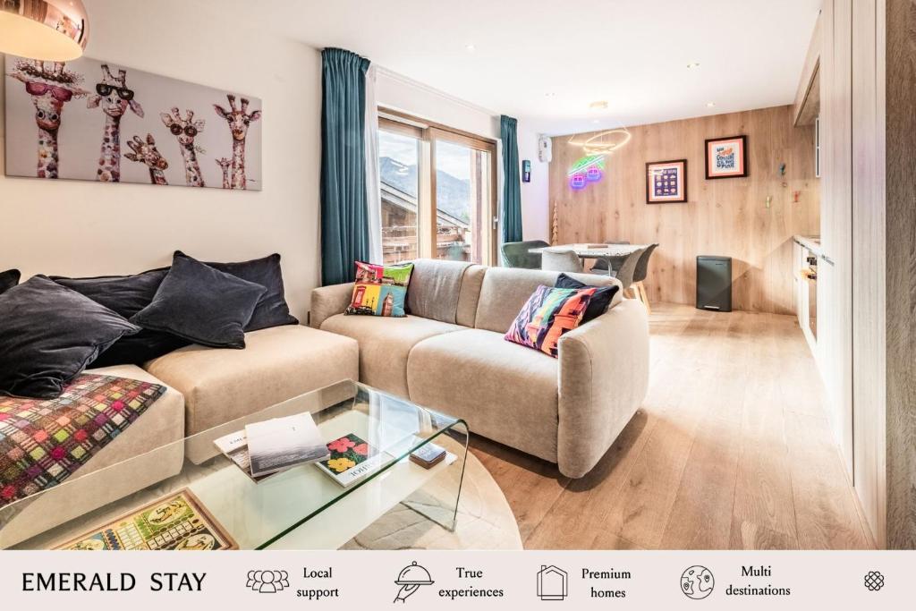 een woonkamer met een bank en een glazen tafel bij Emerald Stay Apartments Morzine - by EMERALD STAY in Morzine