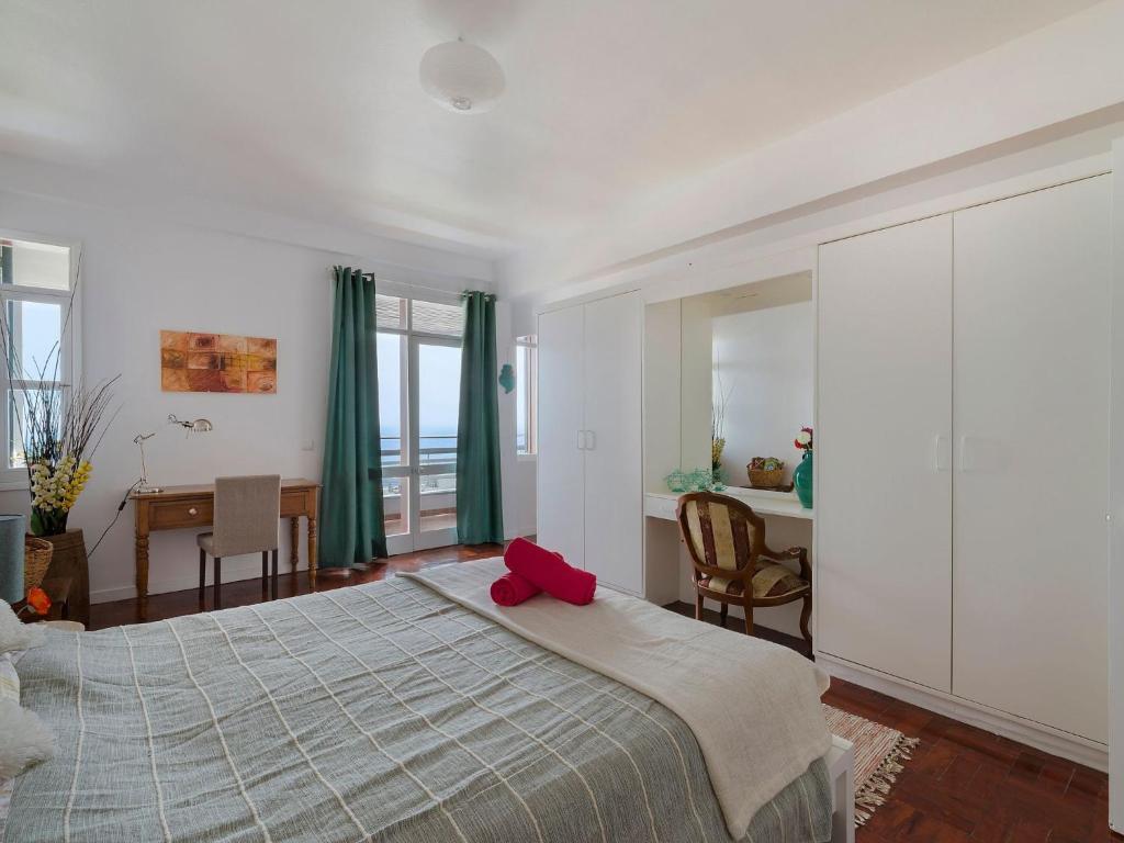 Apartment Wohnung mit Balkon und Aussicht in São Martinho by Interhome