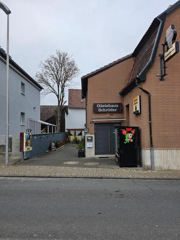 ein Gebäude mit einer Tür mit einem Kranz darauf in der Unterkunft Gästehaus Schröder in Groß-Gerau