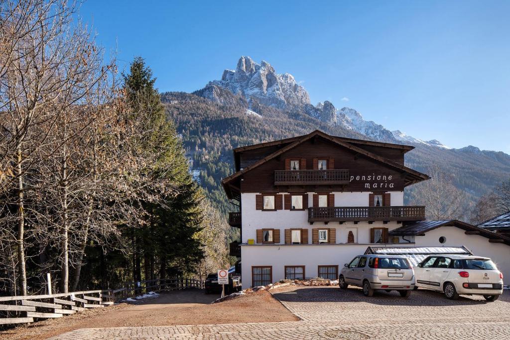 En generel udsigt til bjerge eller udsigt til bjerge taget fra pensionatet