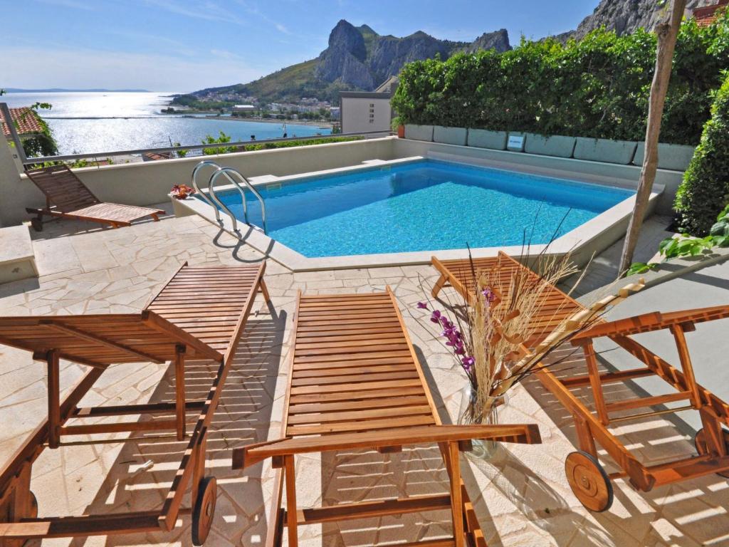 Holiday Home Geräumiges Ferienhaus in Omiš mit Privatem Pool by Interhome