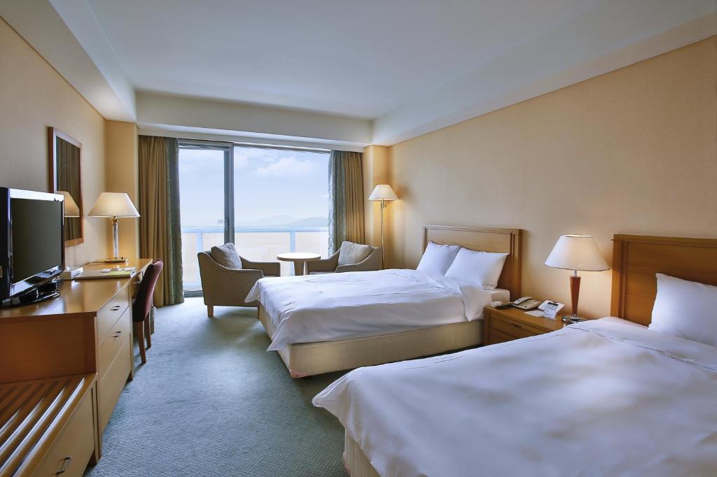 Postel nebo postele na pokoji v ubytování Hotel Hyundai by Lahan Mokpo